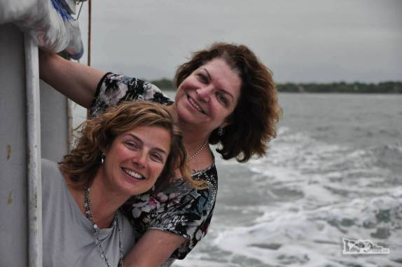 A Ana e sua mãe na barca para a Ilha do Mel, no litoral do Paraná